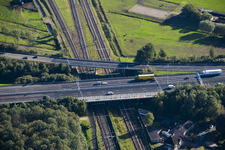 909072 Luchtfoto van het viaduct in de A27 over de spoorlijn Utrecht-Amersfoort bij Groenekan.